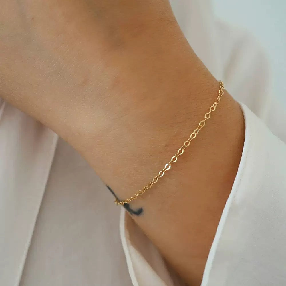Pulsera de cadena delicada bañada en oro de 14K | Diseño minimalista