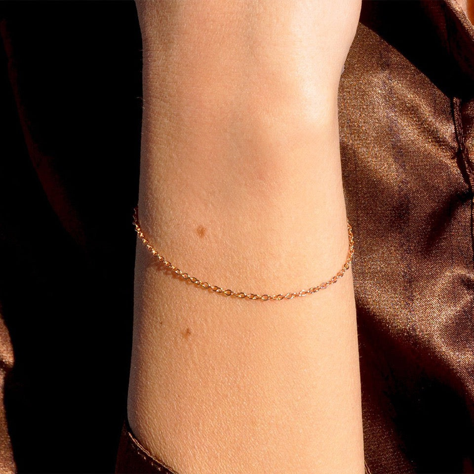 Pulsera de cadena delicada bañada en oro de 14K | Diseño minimalista