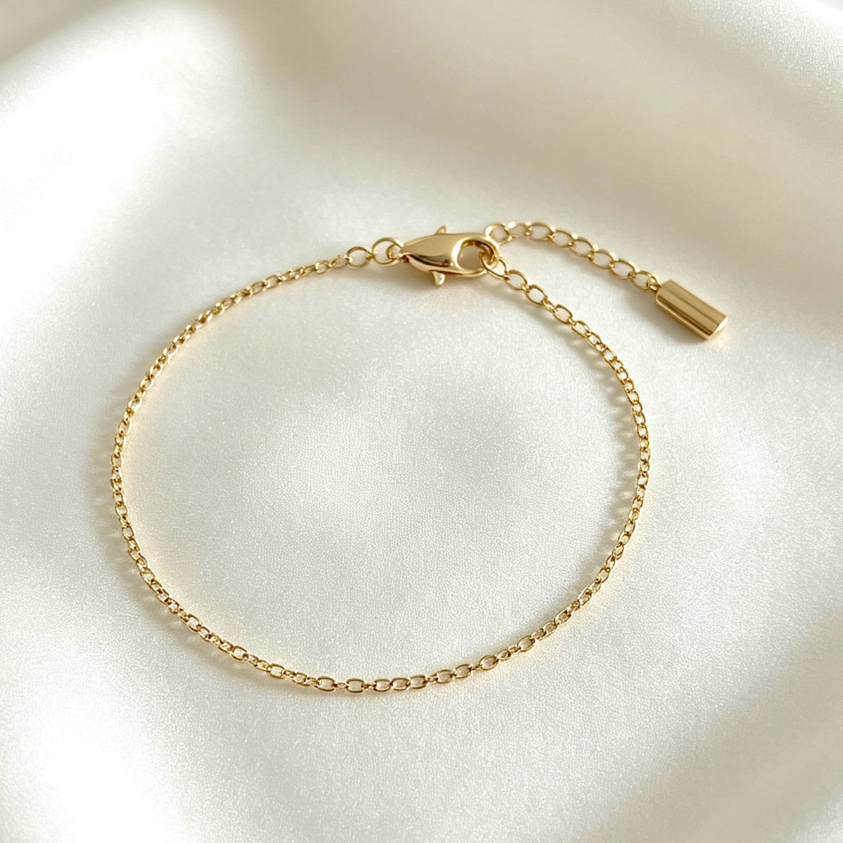 Pulsera de cadena delicada bañada en oro de 14K | Diseño minimalista