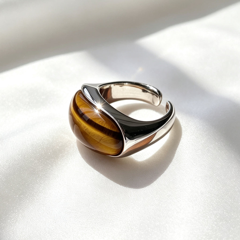 Anillo abierto de ojo de tigre bañado en plata | Diseño escultural