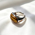 Anillo abierto de ojo de tigre bañado en plata | Diseño escultural