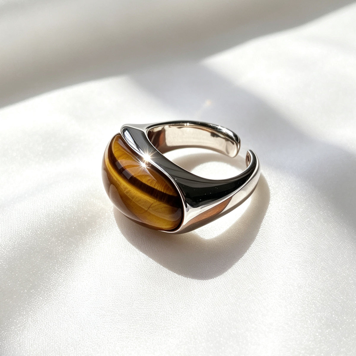 Anillo abierto de ojo de tigre bañado en plata | Diseño escultural