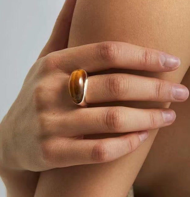 Anillo abierto de ojo de tigre bañado en plata | Diseño escultural