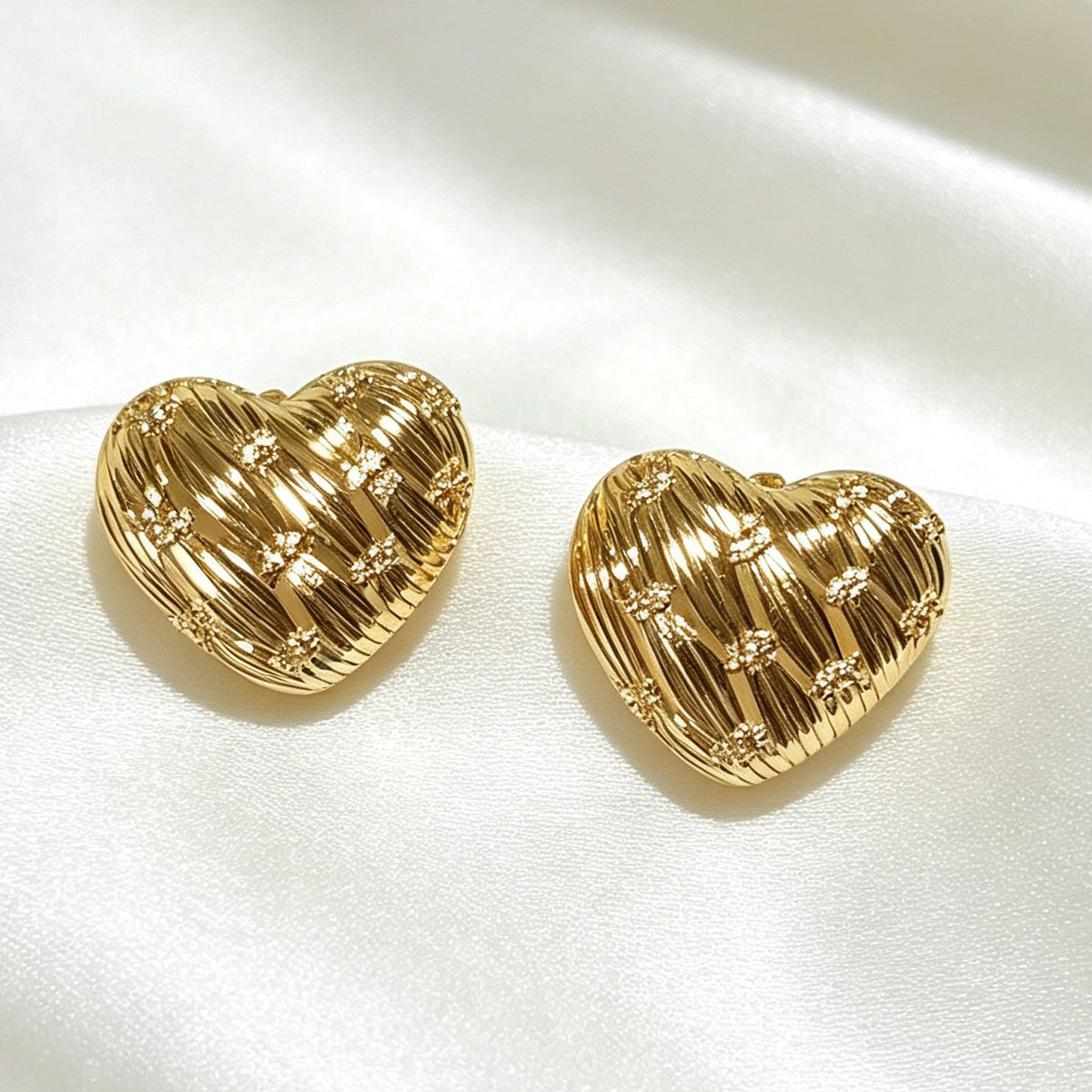 Aretes de broquel en forma de corazón con baño de oro de 14K y circonia cúbica | Postes de plata esterlina S925