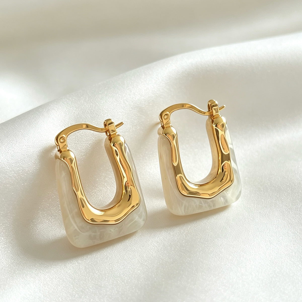 Pendientes de aro de resina blanca chapados en oro de 14 quilates | Diseño escultórico