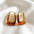 Pendientes de aro en resina ámbar bañados en oro de 14K | Diseño escultural