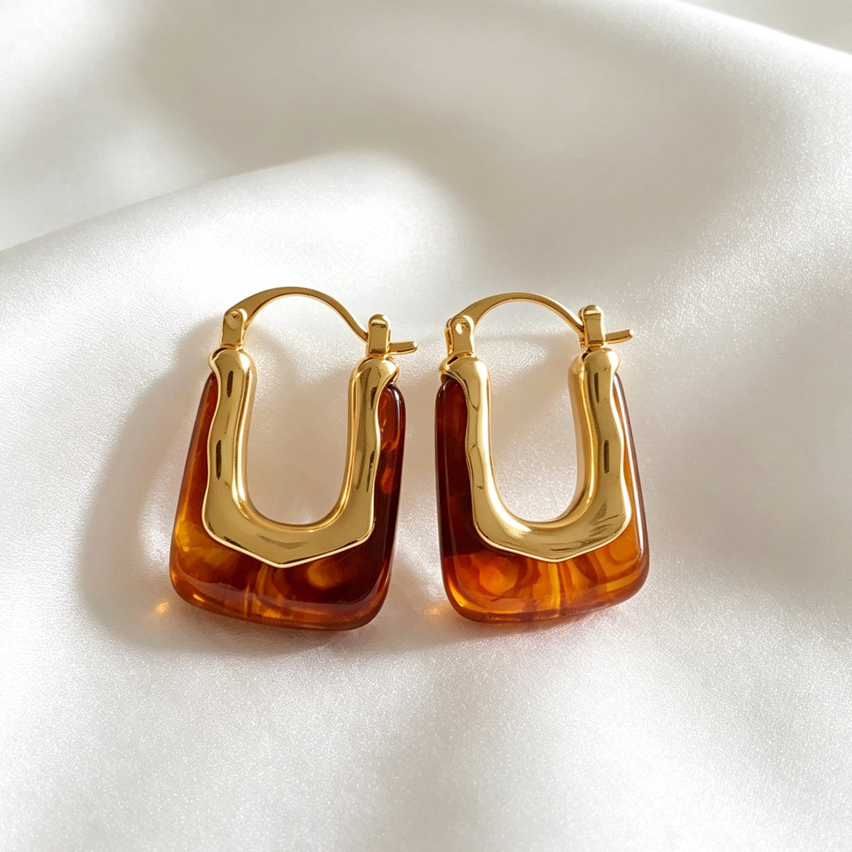 Pendientes de aro en resina ámbar bañados en oro de 14K | Diseño escultural