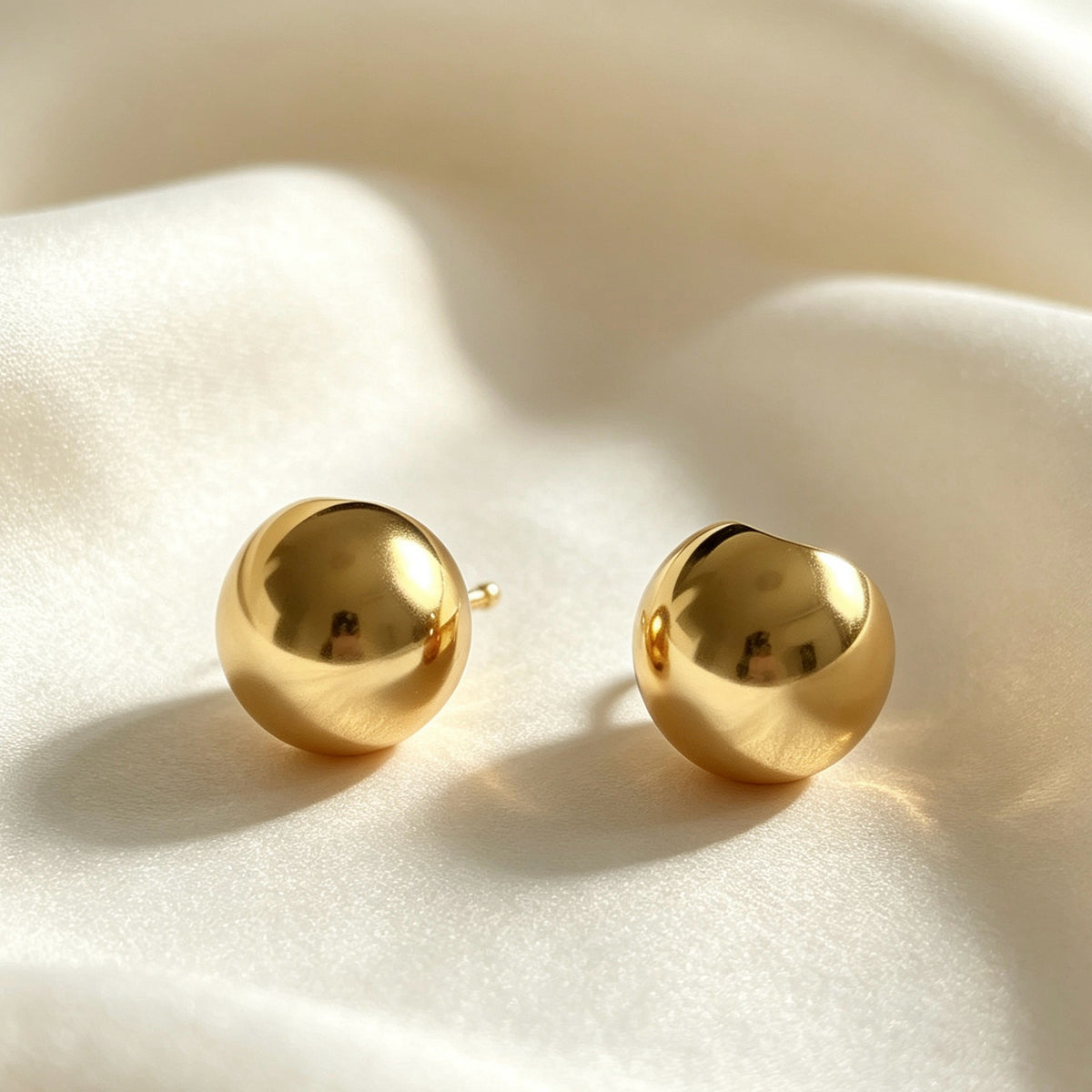 Pendientes de bola chapados en oro de 14K | Postes de plata de ley S925