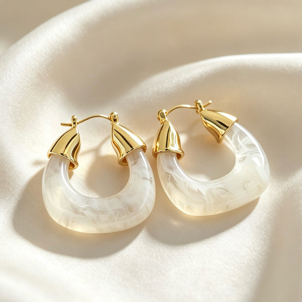Pendientes de aro ovalados de resina blanca chapados en oro de 14 quilates | Diseño escultural