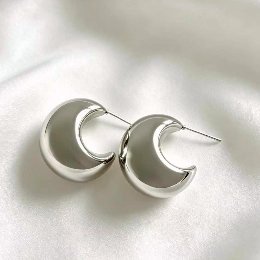 Pendientes de media luna chapados en plata | Diseño minimalista