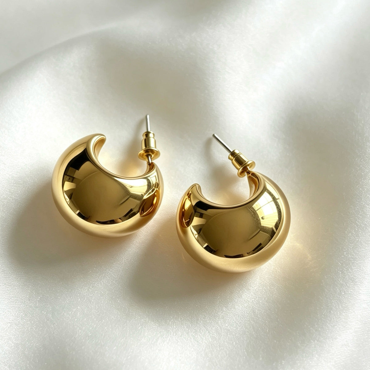 Pendientes de media luna chapados en oro de 14 quilates | Diseño minimalista