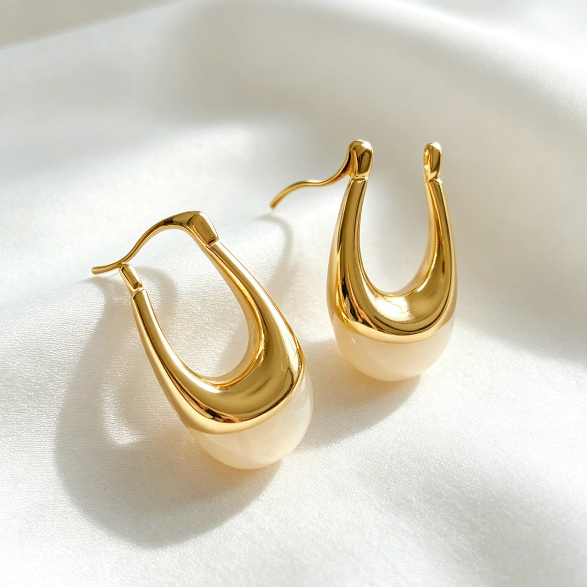 Pendientes de aro en forma de U bañados en oro de 14K | Diseño escultural