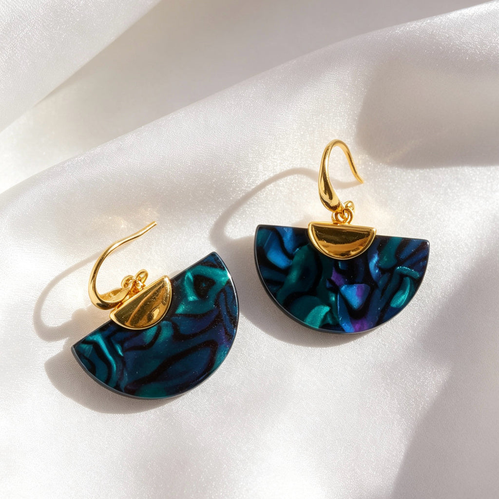 Pendientes de resina color verde pavo real bañados en oro de 18K | Diseño en forma de abanico