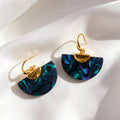 Pendientes de resina color verde pavo real bañados en oro de 18K | Diseño en forma de abanico