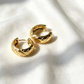 Pendientes de aro acolchados chapados en oro de 14 quilates | Diseño texturizado