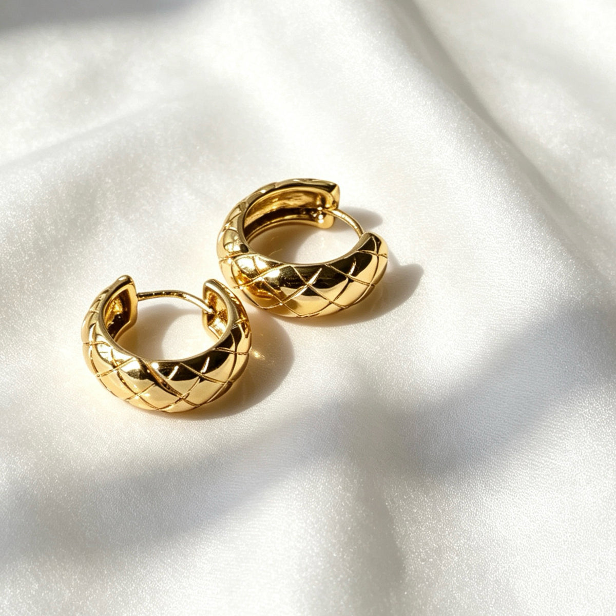 Pendientes de aro acolchados chapados en oro de 14 quilates | Diseño texturizado