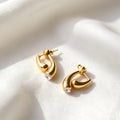 Pendientes de doble capa con baño de oro de 18K y circonitas | Diseño escultural