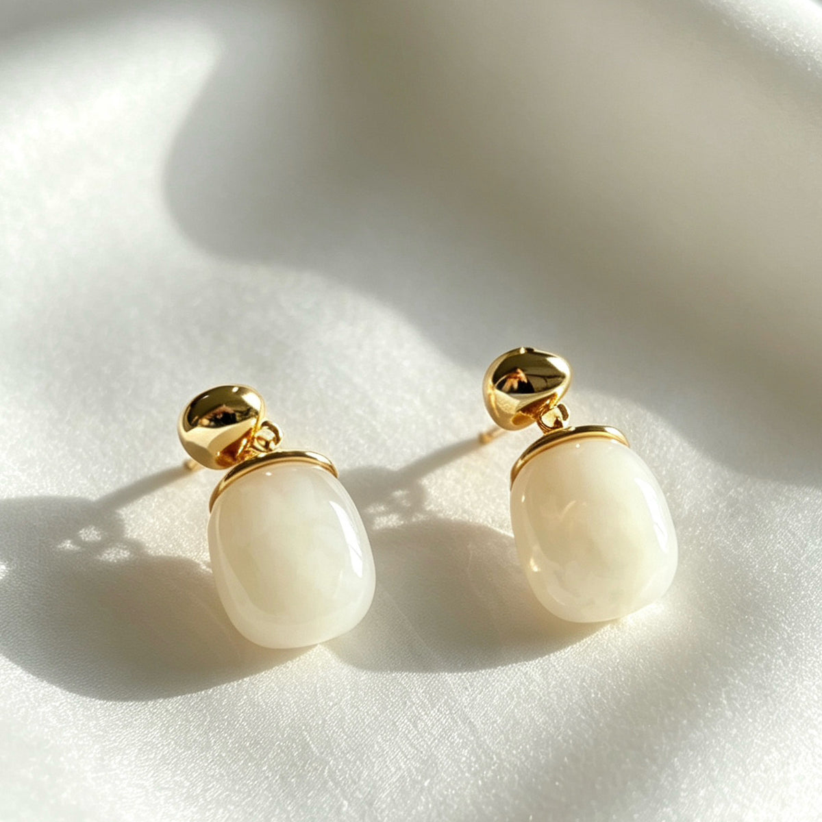 Pendientes de gota en resina blanca chapados en oro de 14 quilates | Diseño escultural