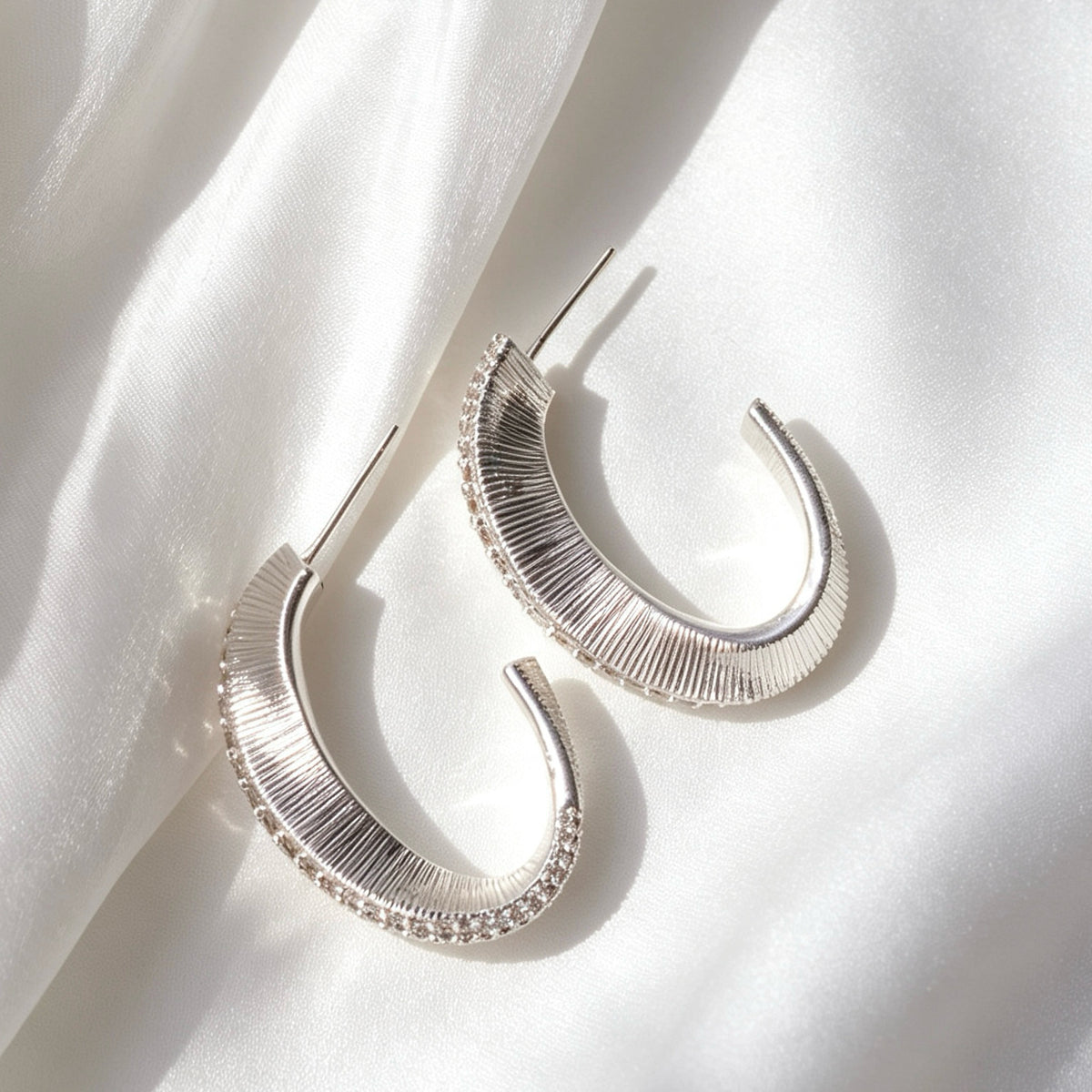 Pendientes de aro en forma de C con circonitas cúbicas bañados en plata | Diseño texturizado