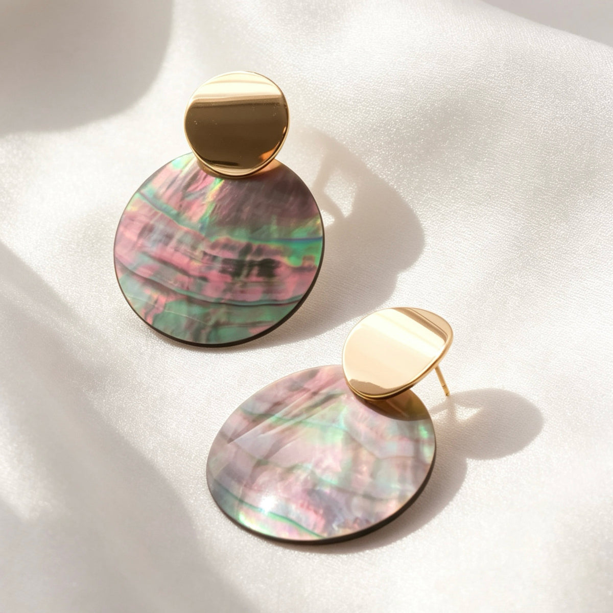 Pendientes de concha de abulón chapados en oro de 14 quilates | Diseño escultural