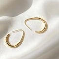 Pendientes de aro en forma de C chapados en oro de 14 quilates | Diseño minimalista
