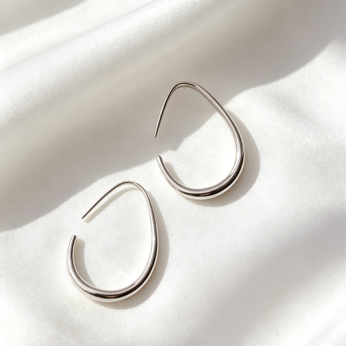 Pendientes de aro en forma de C chapados en plata | Diseño minimalista