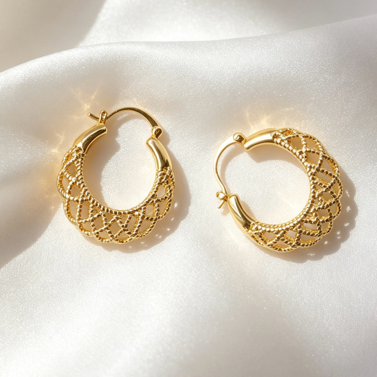 Argollas de celosía bañadas en oro de 14 quilates | Diseño de filigrana