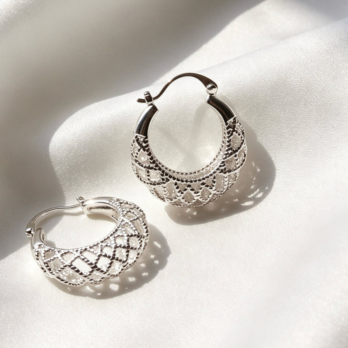 Pendientes de aro con diseño de celosía bañados en plata | Diseño de filigrana