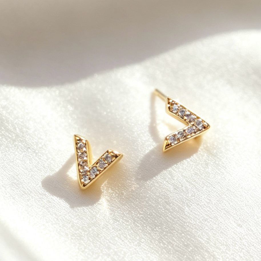 Pendientes de botón en forma de V con baño de oro de 14K y circonitas | Diseño minimalista