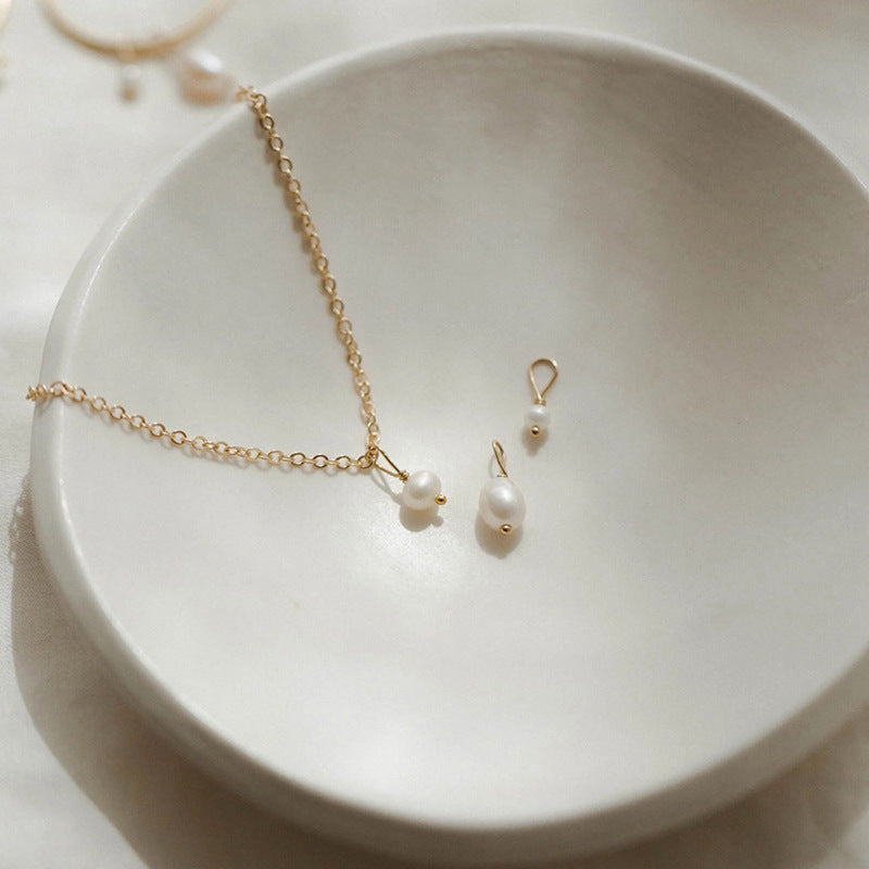 Collar con colgante de perla de agua dulce bañado en oro de 14K | Ajustable