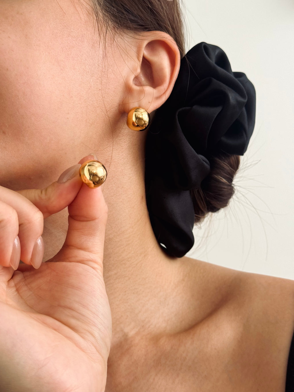 Pendientes de bola chapados en oro de 14K | Postes de plata de ley S925
