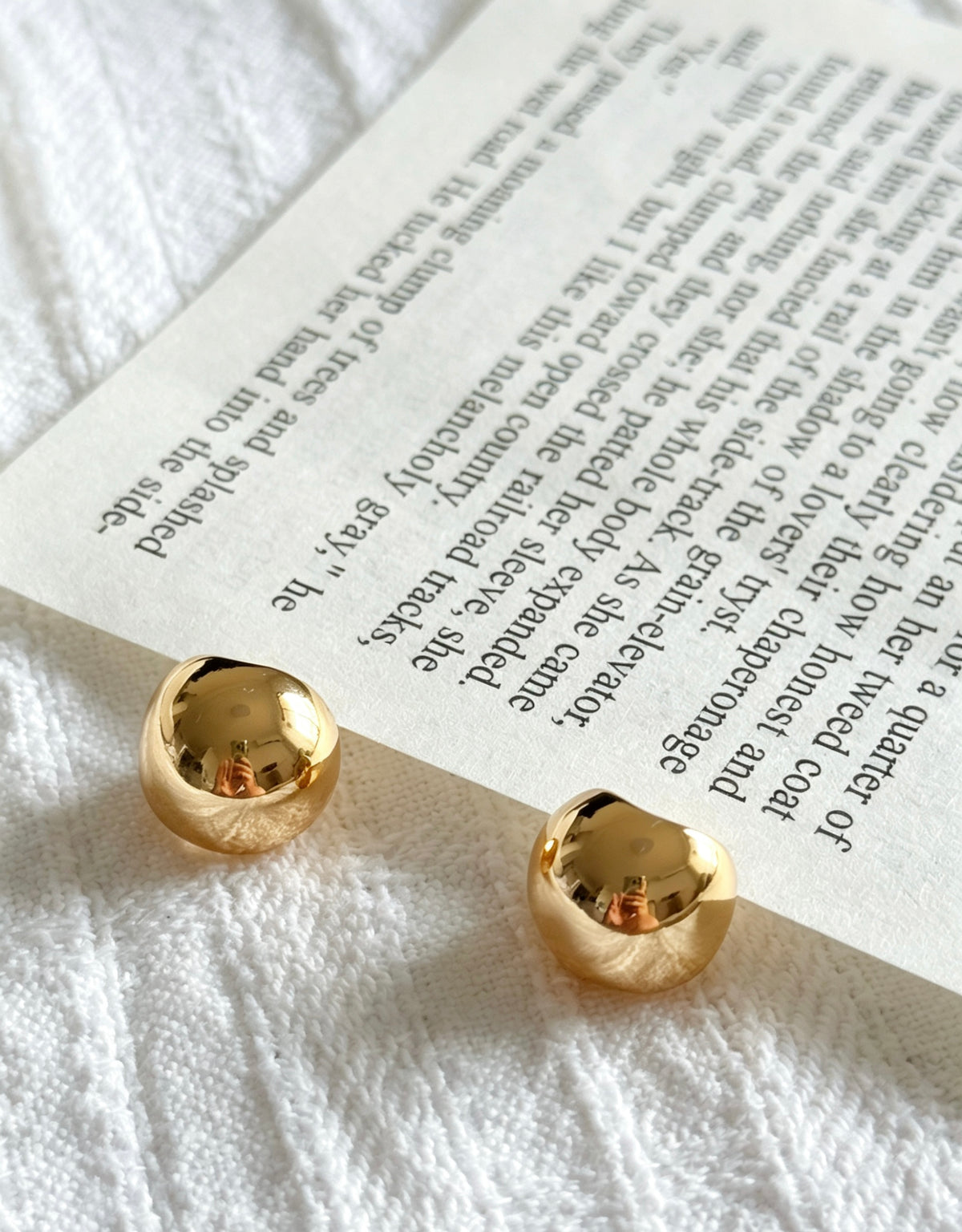 Pendientes de bola chapados en oro de 14K | Postes de plata de ley S925