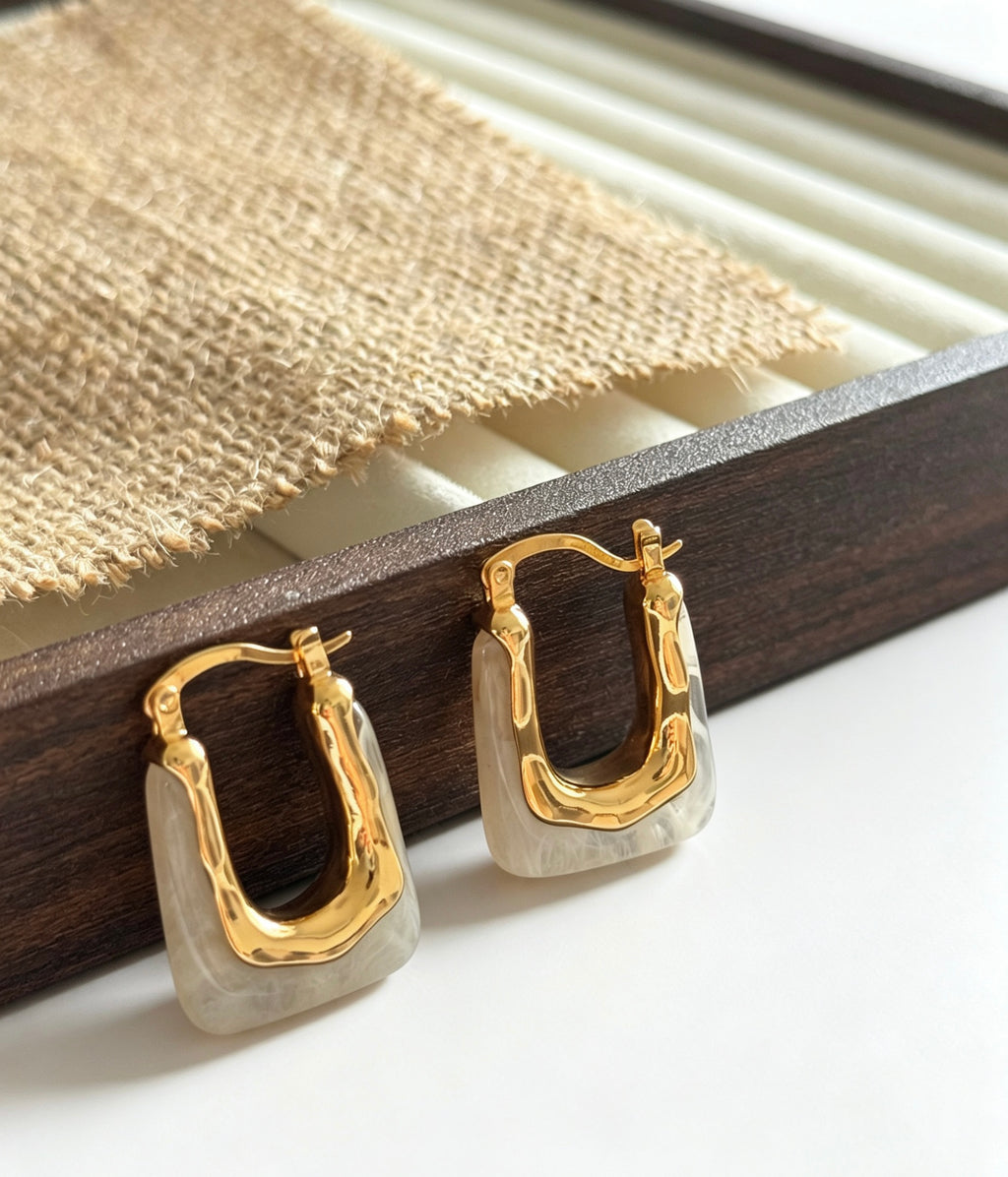 Pendientes de aro de resina blanca chapados en oro de 14 quilates | Diseño escultórico