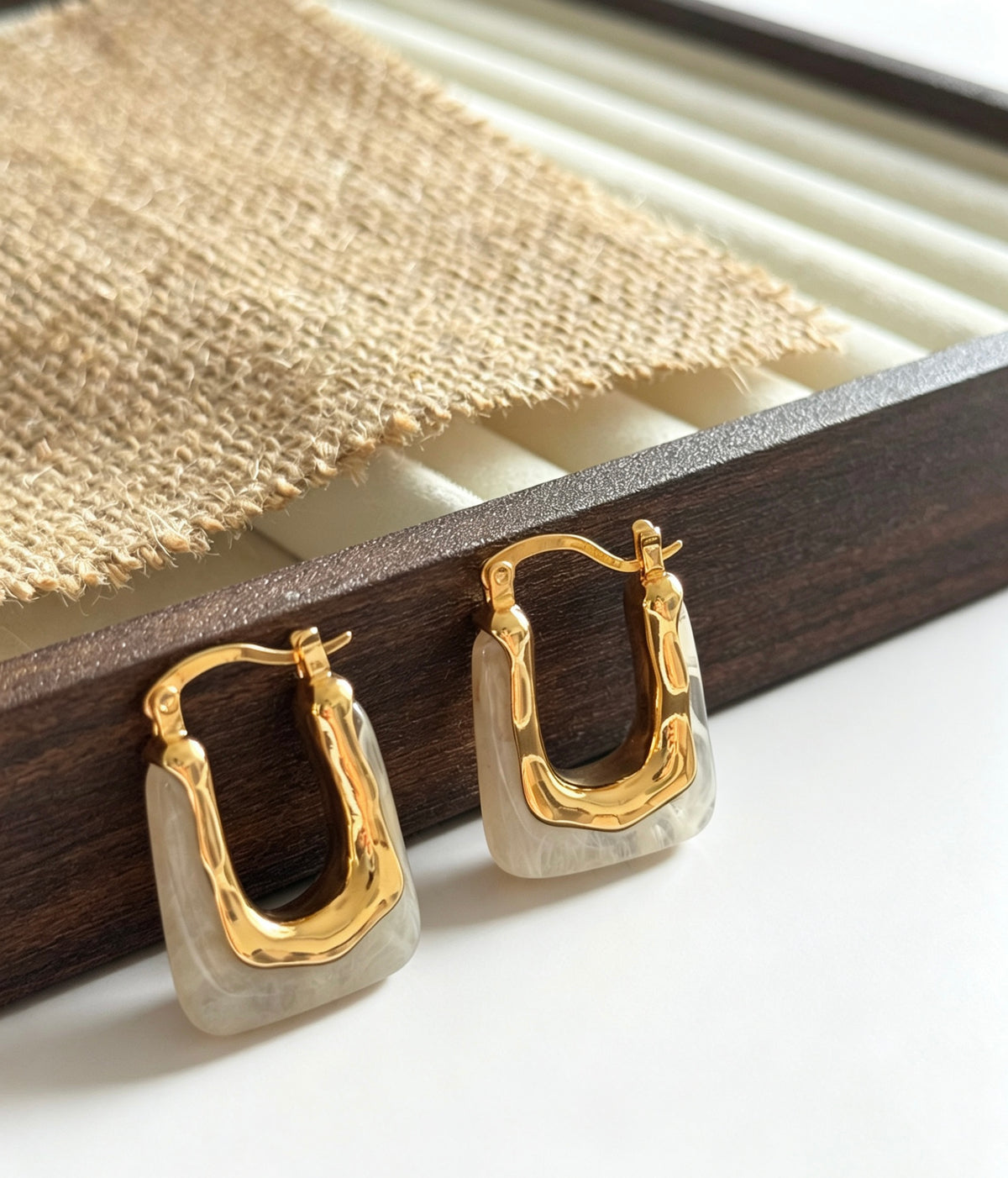 Pendientes de aro de resina blanca chapados en oro de 14 quilates | Diseño escultórico
