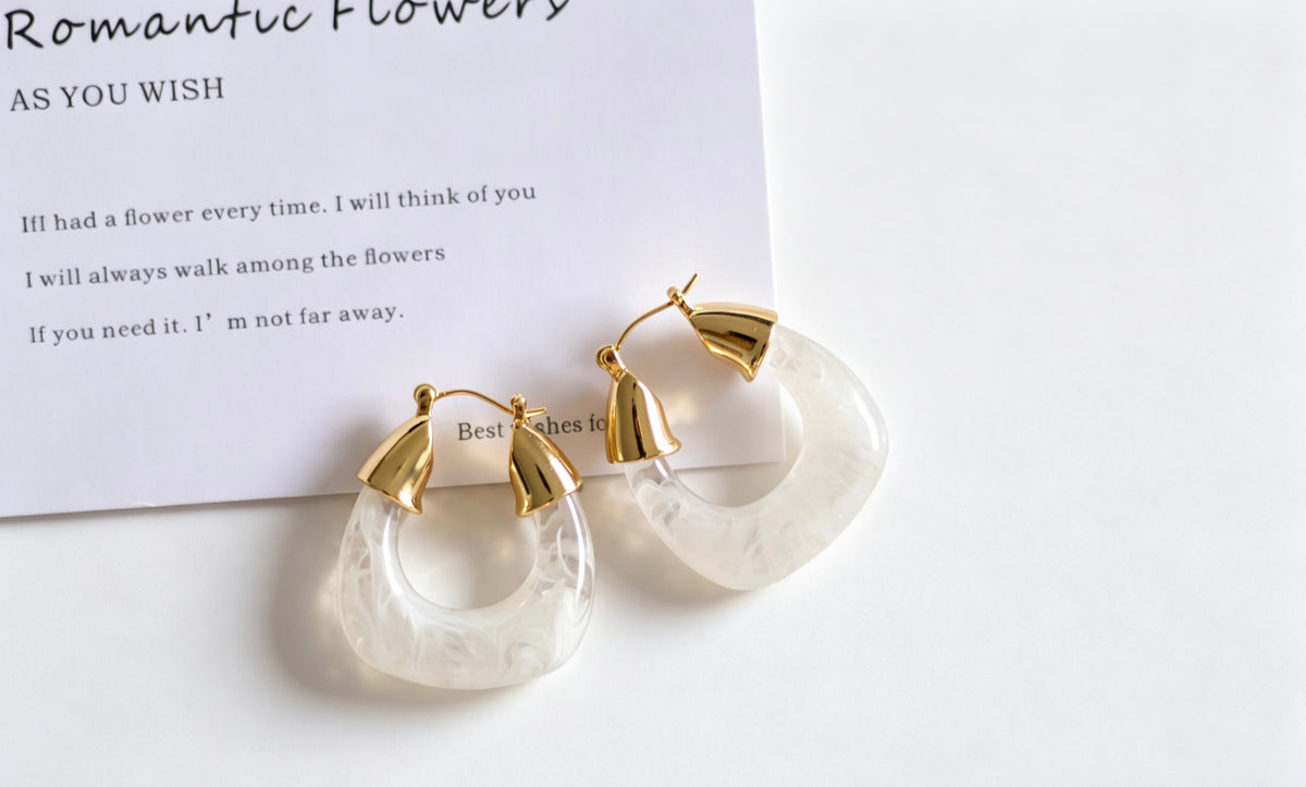 Pendientes de aro ovalados de resina blanca chapados en oro de 14 quilates | Diseño escultural